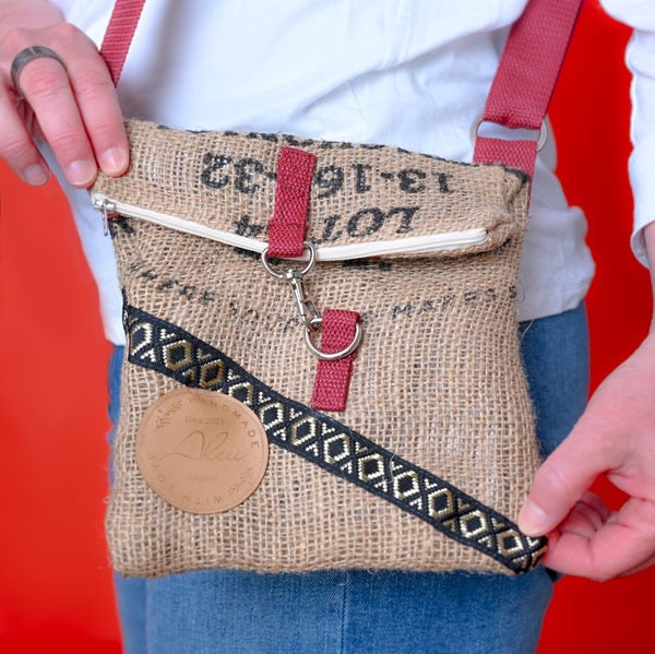 Kaffeesacktasche "Mamoud" - bordeauxroter Tragegurt / Sac en toile de Jute (ancien sac de café) "Mamoud" - sangle bordeaux