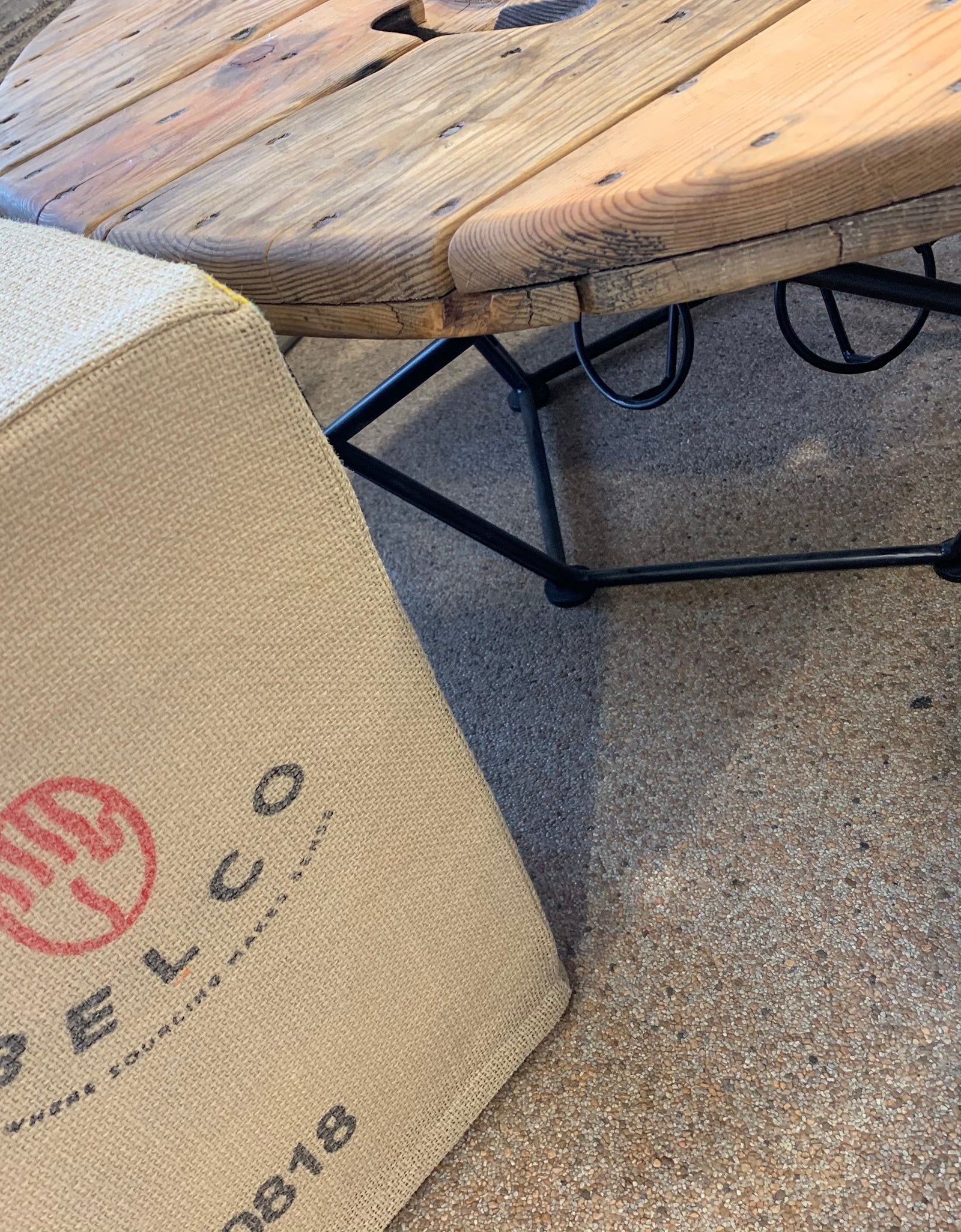 Sitzwürfel aus Kaffeesack / Cube en ancien sac de café