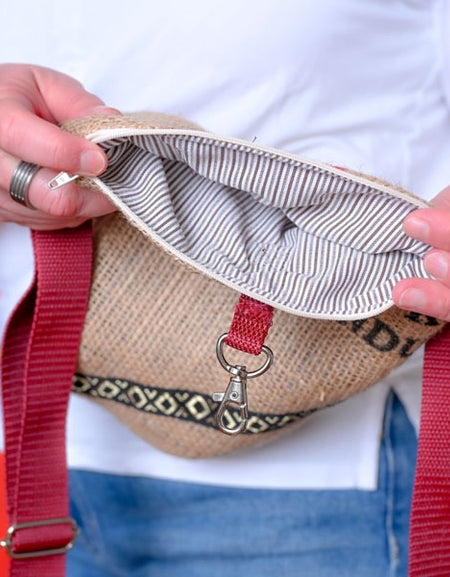 Kaffeesacktasche "Mamoud" - bordeauxroter Tragegurt / Sac en toile de Jute (ancien sac de café) "Mamoud" - sangle bordeaux