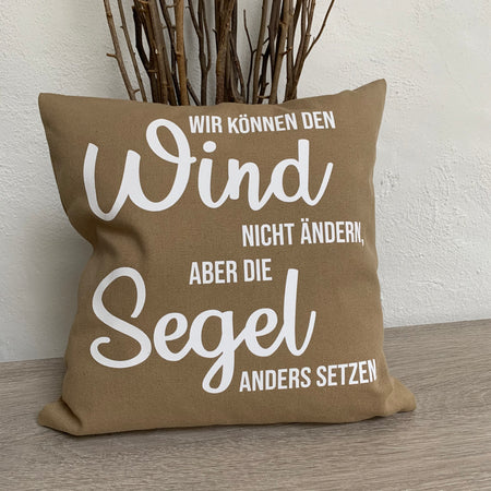 Kissen "Wir können den Wind nicht ändern, aber die Segel anders setzen" / Coussin