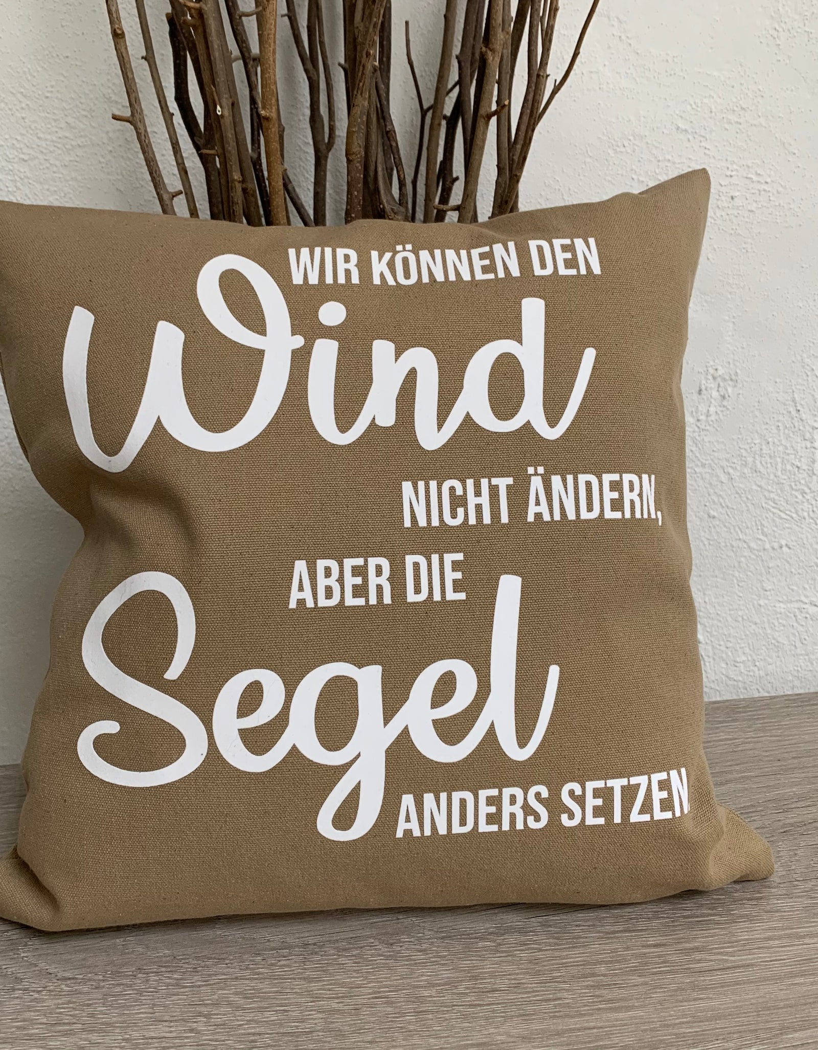 Kissen "Wir können den Wind nicht ändern, aber die Segel anders setzen" / Coussin